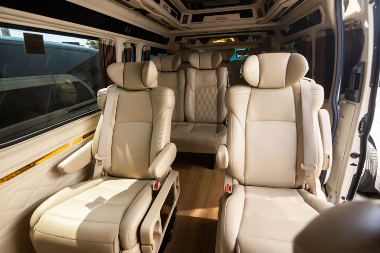 เบาะหนัง VIP ภายในรถตู้ Toyota Commuter พร้อมที่วางแขนและพื้นที่กว้างขวาง