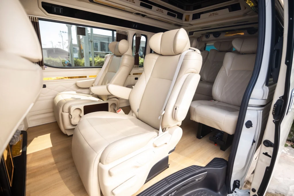 บรรยากาศภายในรถตู้ Toyota Commuter VIP ที่ตกแต่งอย่างพิถีพิถัน